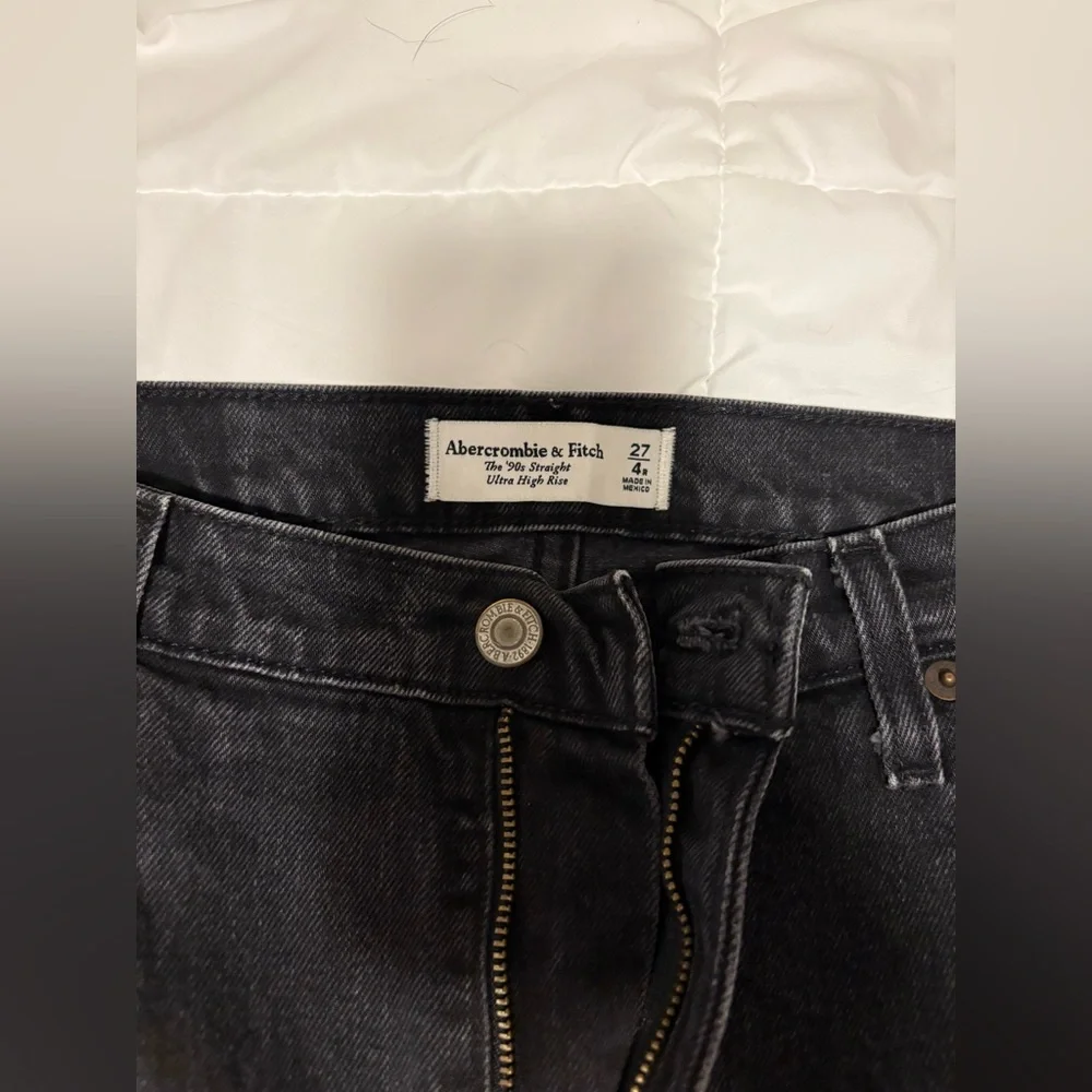 Abercrombie & Fitch 90s Straight Ultra High Rise Black Distressed Jeans Size 27 - Picture 4 of 4